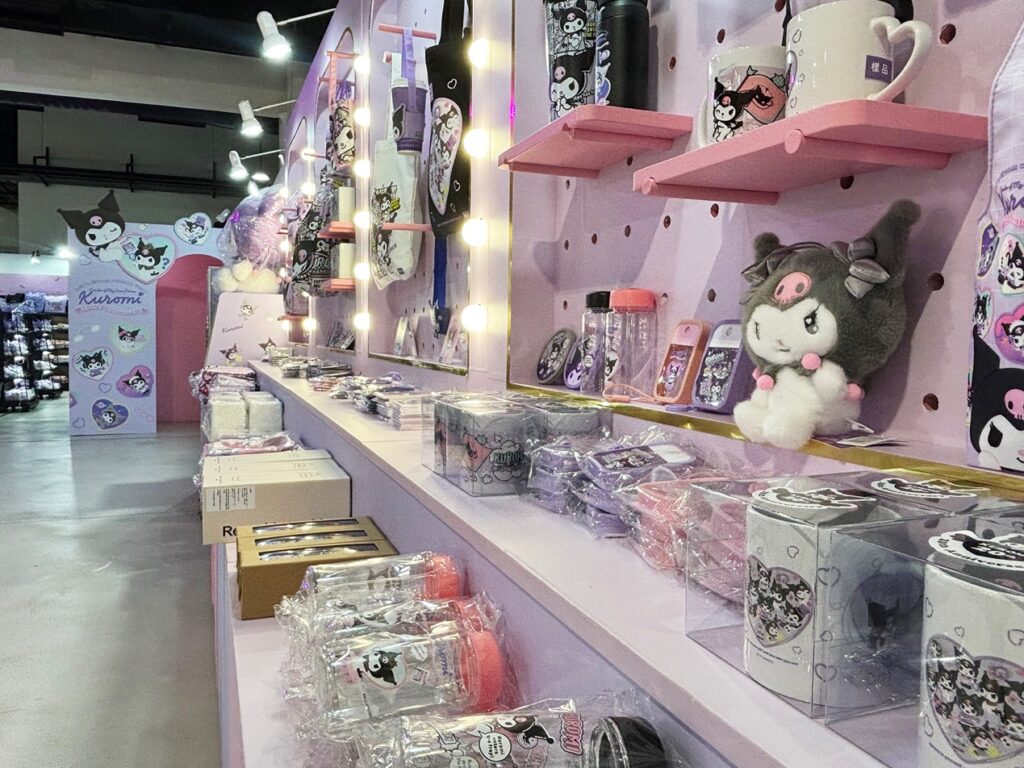 「酷洛米20週年快閃店」6月20日起於高雄駁二藝術特區開設 巨型趴姿酷洛米亮相 7 2025juneKuromi20thpier2news09