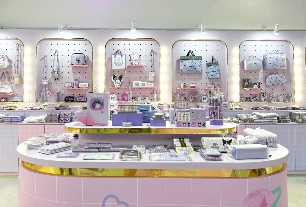 「酷洛米20週年快閃店」6月20日起於高雄駁二藝術特區開設 巨型趴姿酷洛米亮相 10 2025juneKuromi20thpier2news12