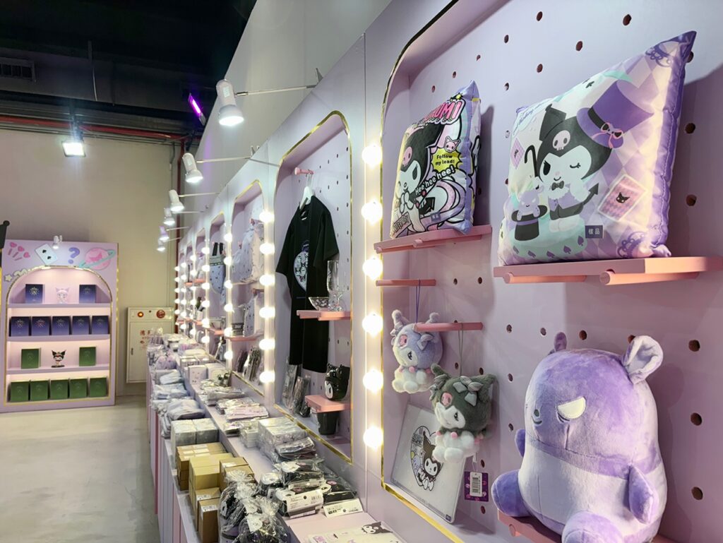 「酷洛米20週年快閃店」6月20日起於高雄駁二藝術特區開設 巨型趴姿酷洛米亮相 11 2025juneKuromi20thpier2news13