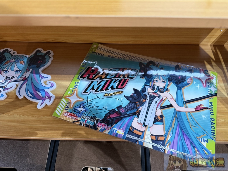 「RACING MIKU 2026 ver. 聯名咖啡廳 in A-BASE 」 7月17日-8月16日於西門開設 12 2026racingmikupopabasetwevent15